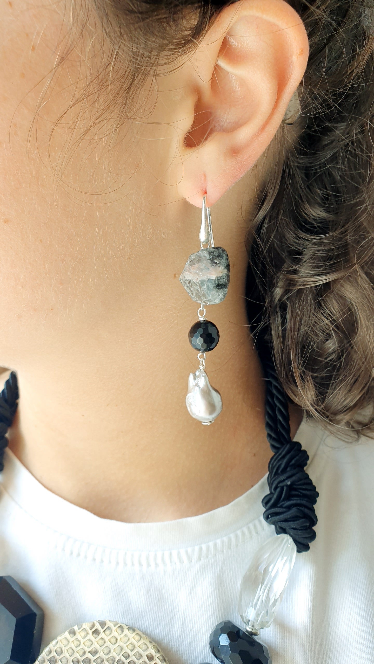 Orecchini in argento con quarzo tormalinato, onice, perle