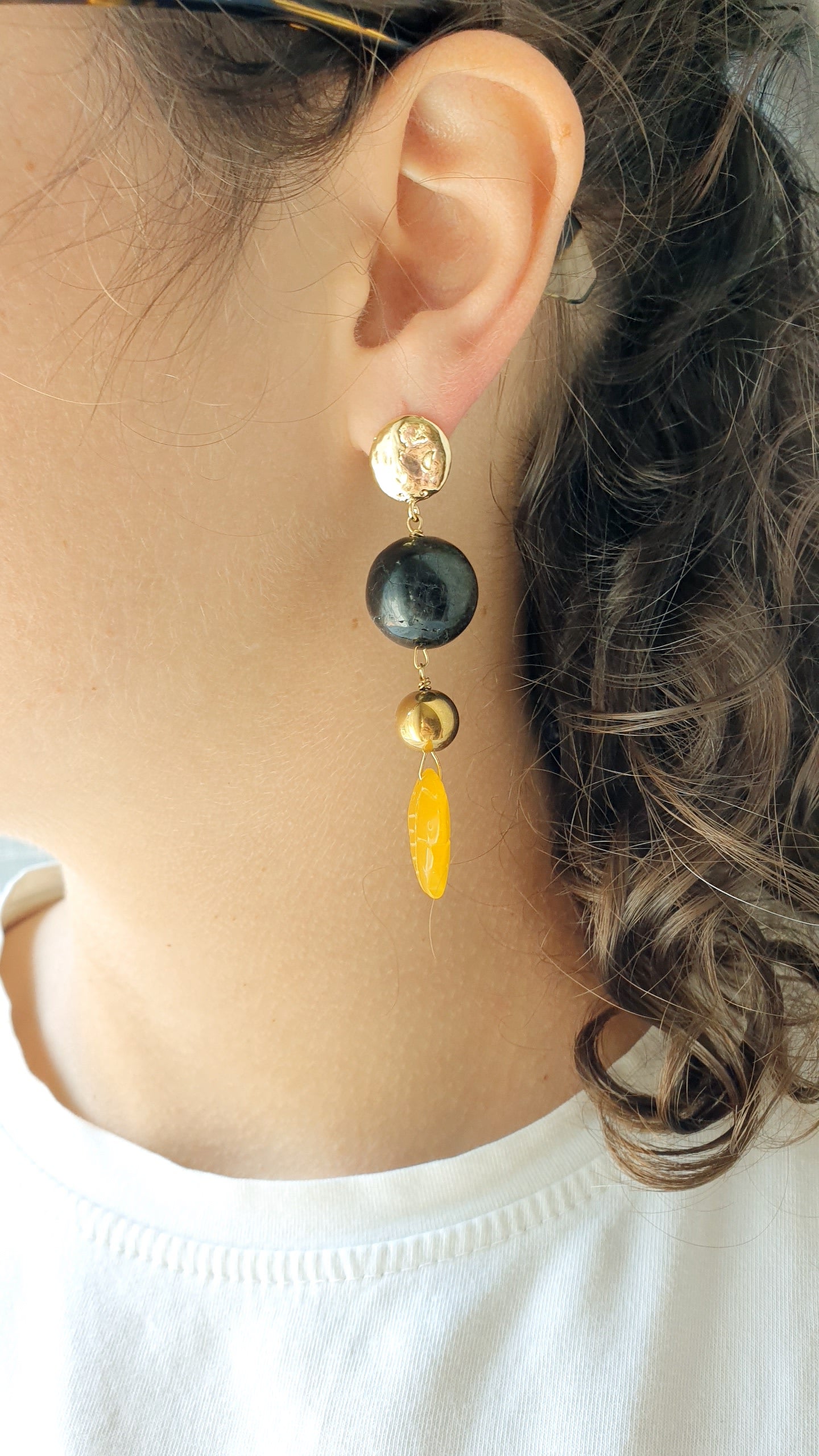Orecchini in ottone con onice, labradorite nera, giada, citrino