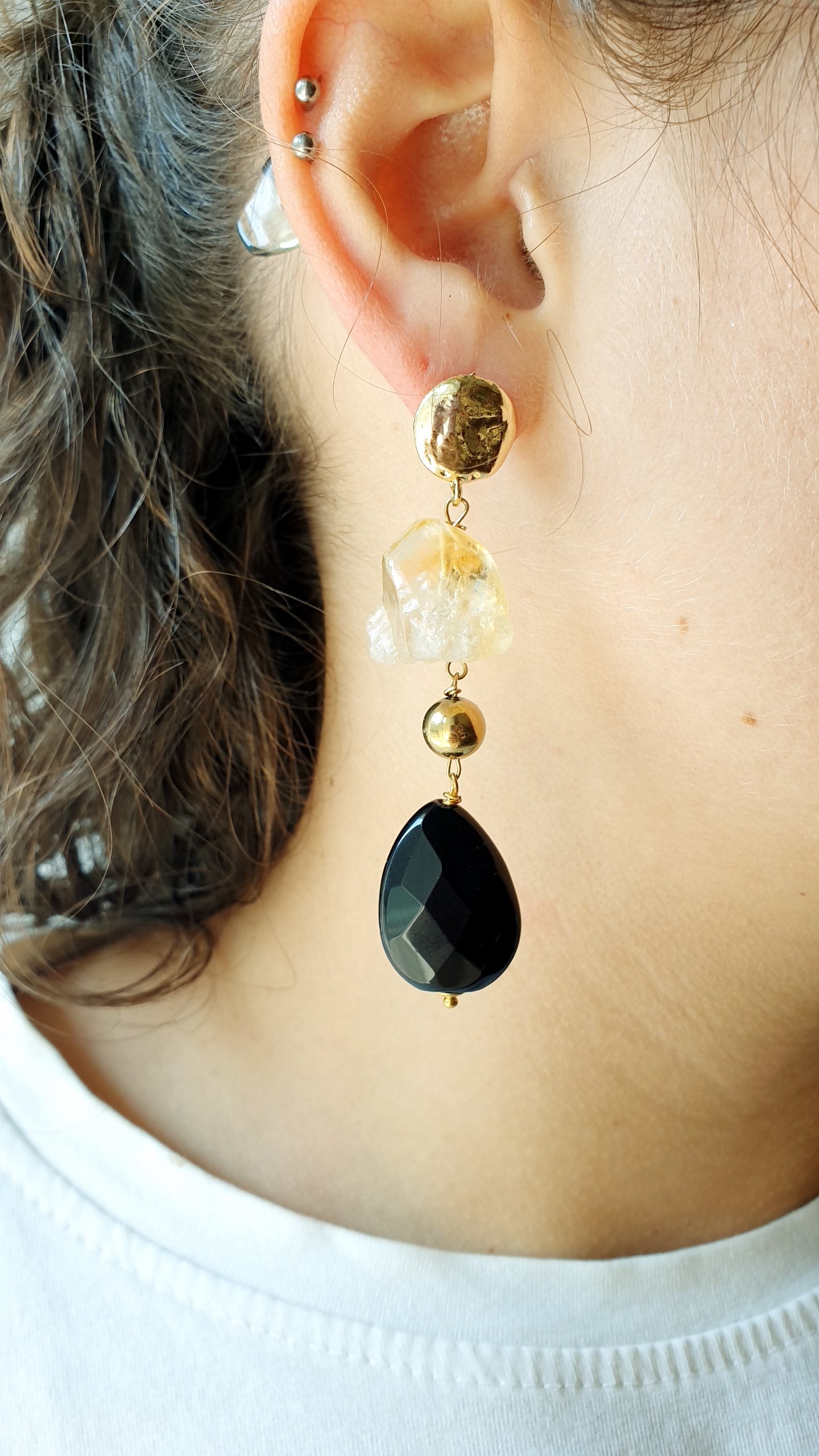 Orecchini in ottone con onice, labradorite nera, giada, citrino