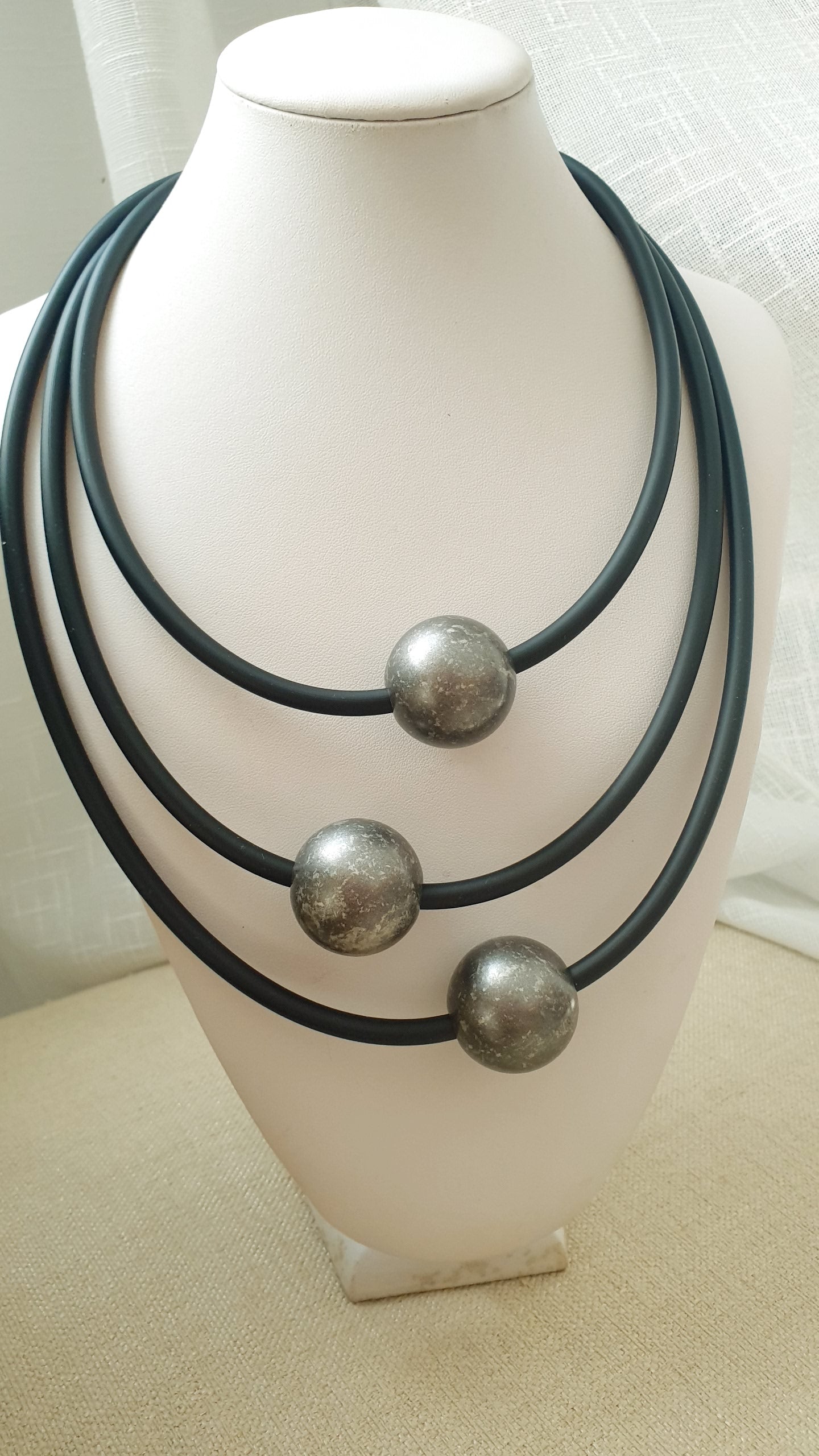 Collana in caucciù con sfere in resina.