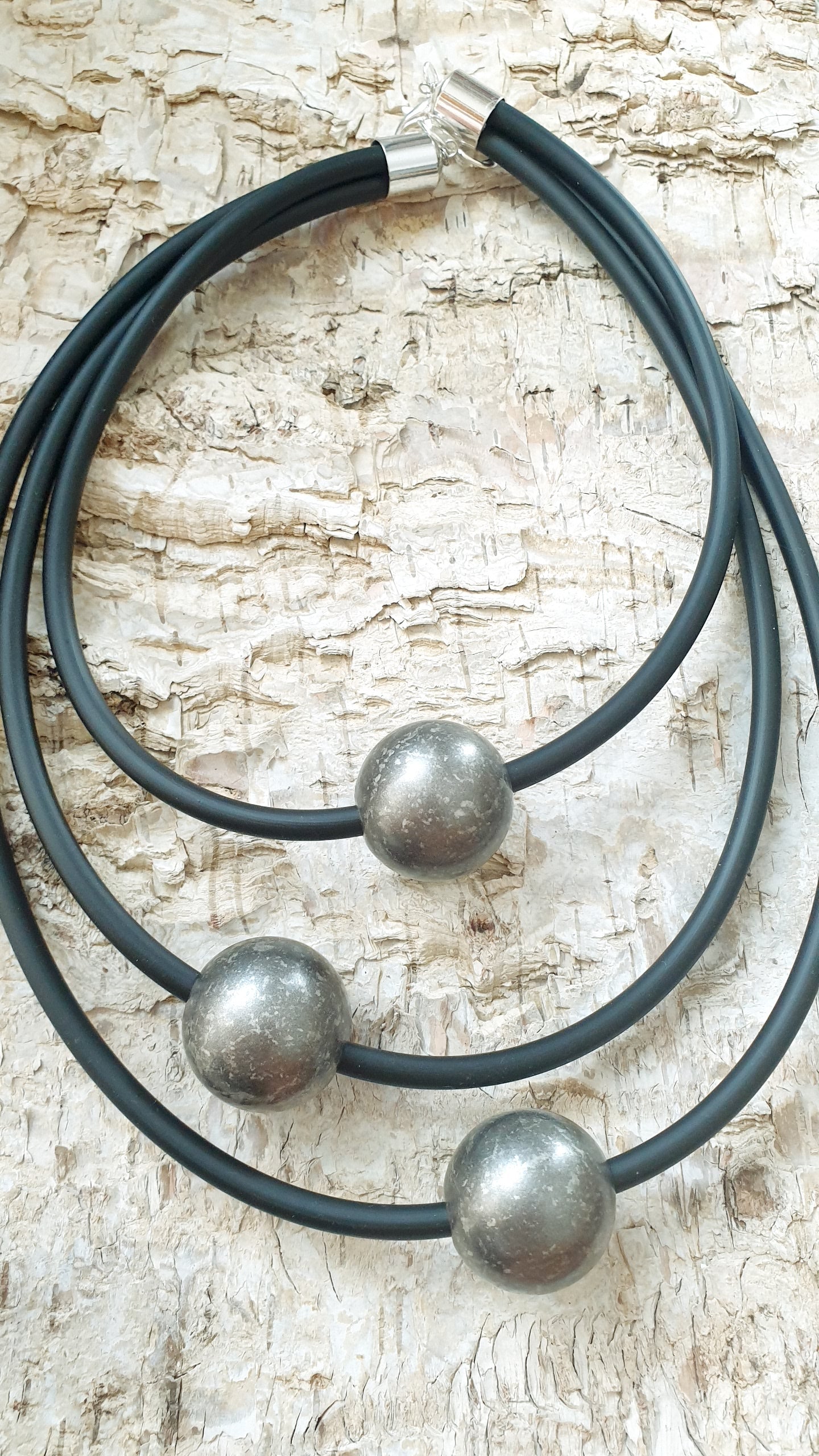 Collana in caucciù con sfere in resina.