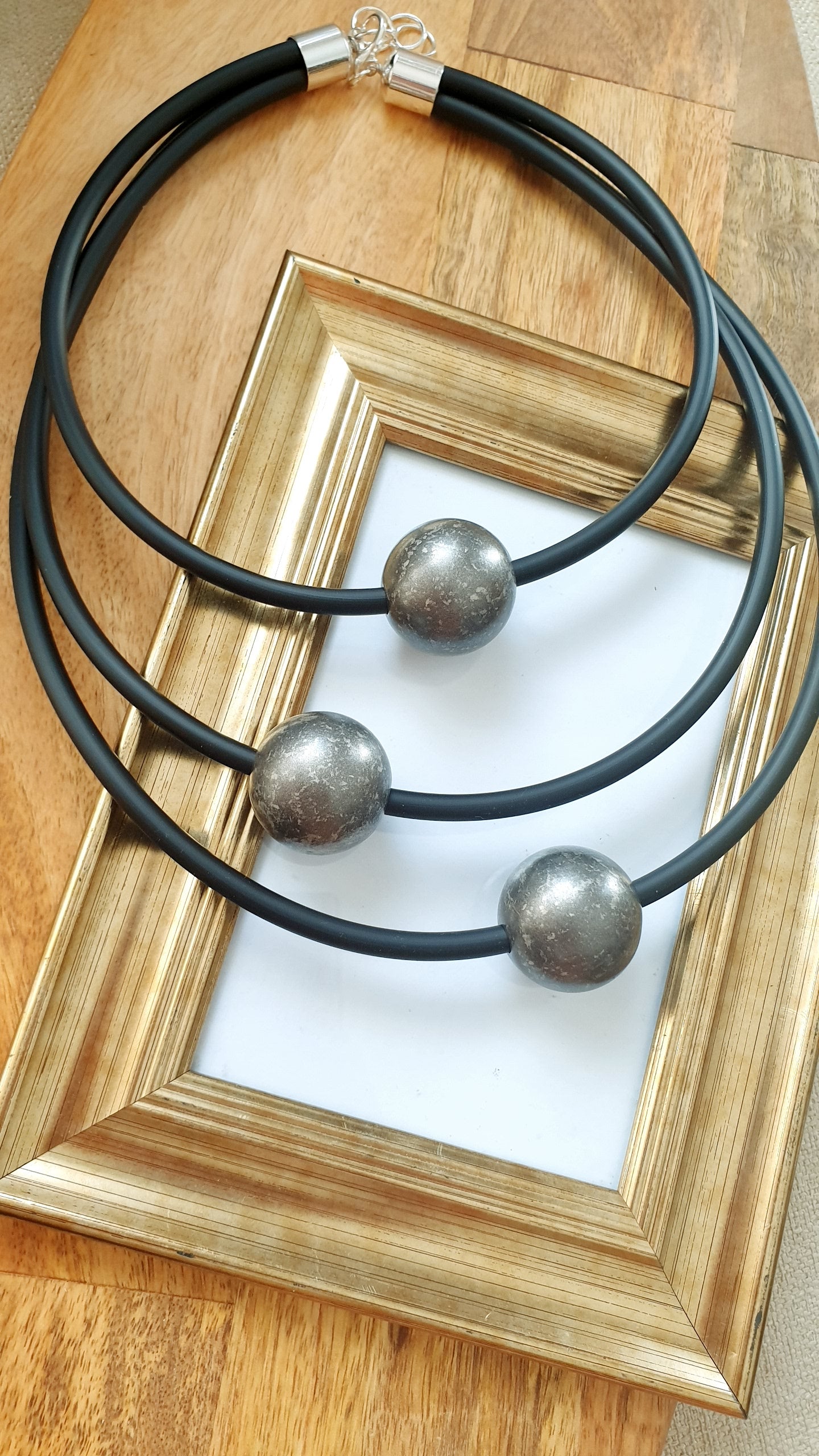 Collana in caucciù con sfere in resina.
