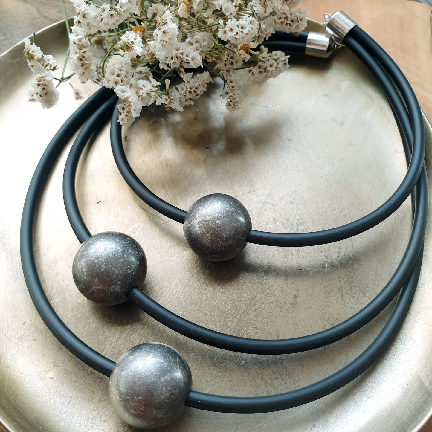 Collana in caucciù con sfere in resina.