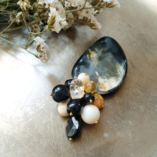 Spilla in corno con pietre dure