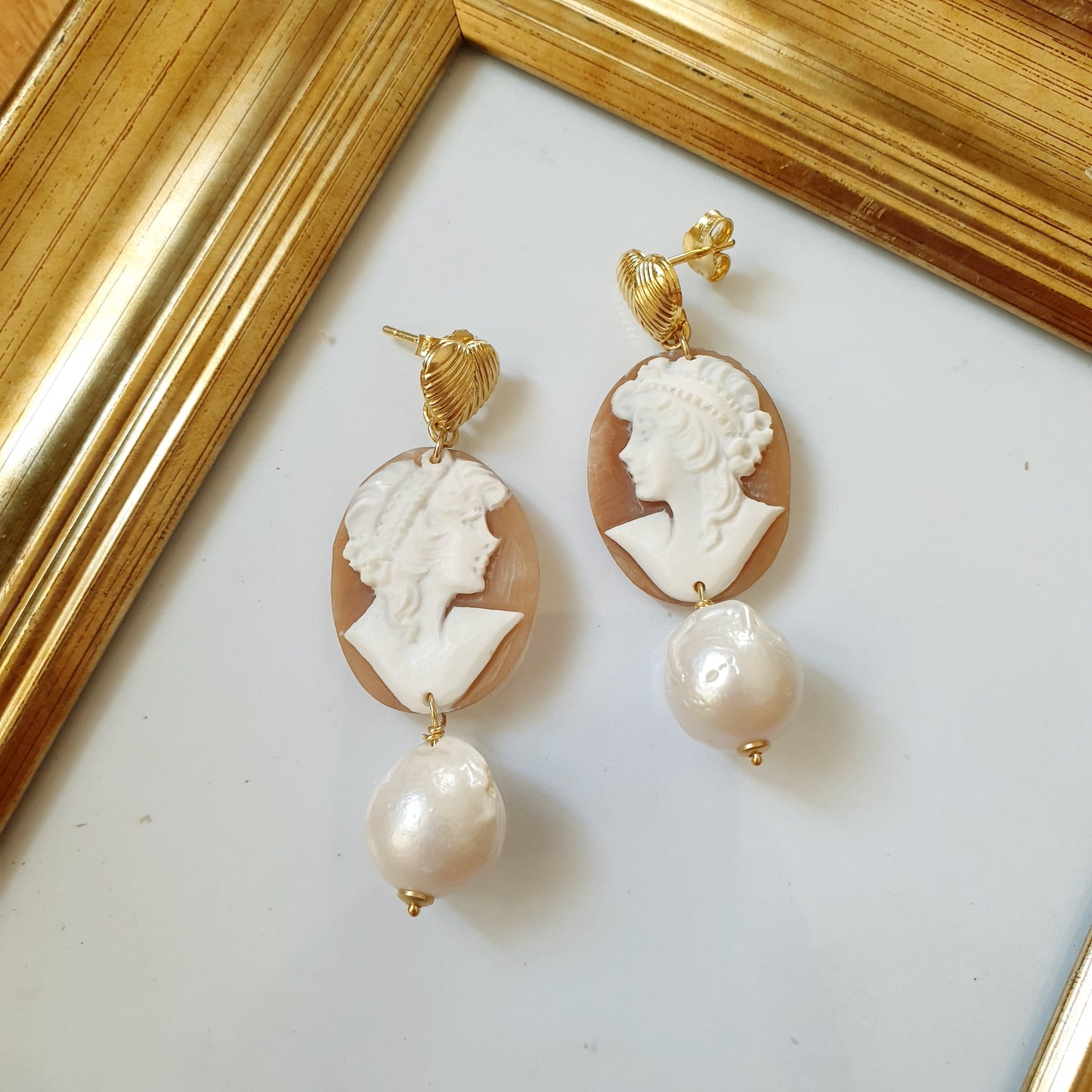 Orecchini in argento con cammei e perle barocche