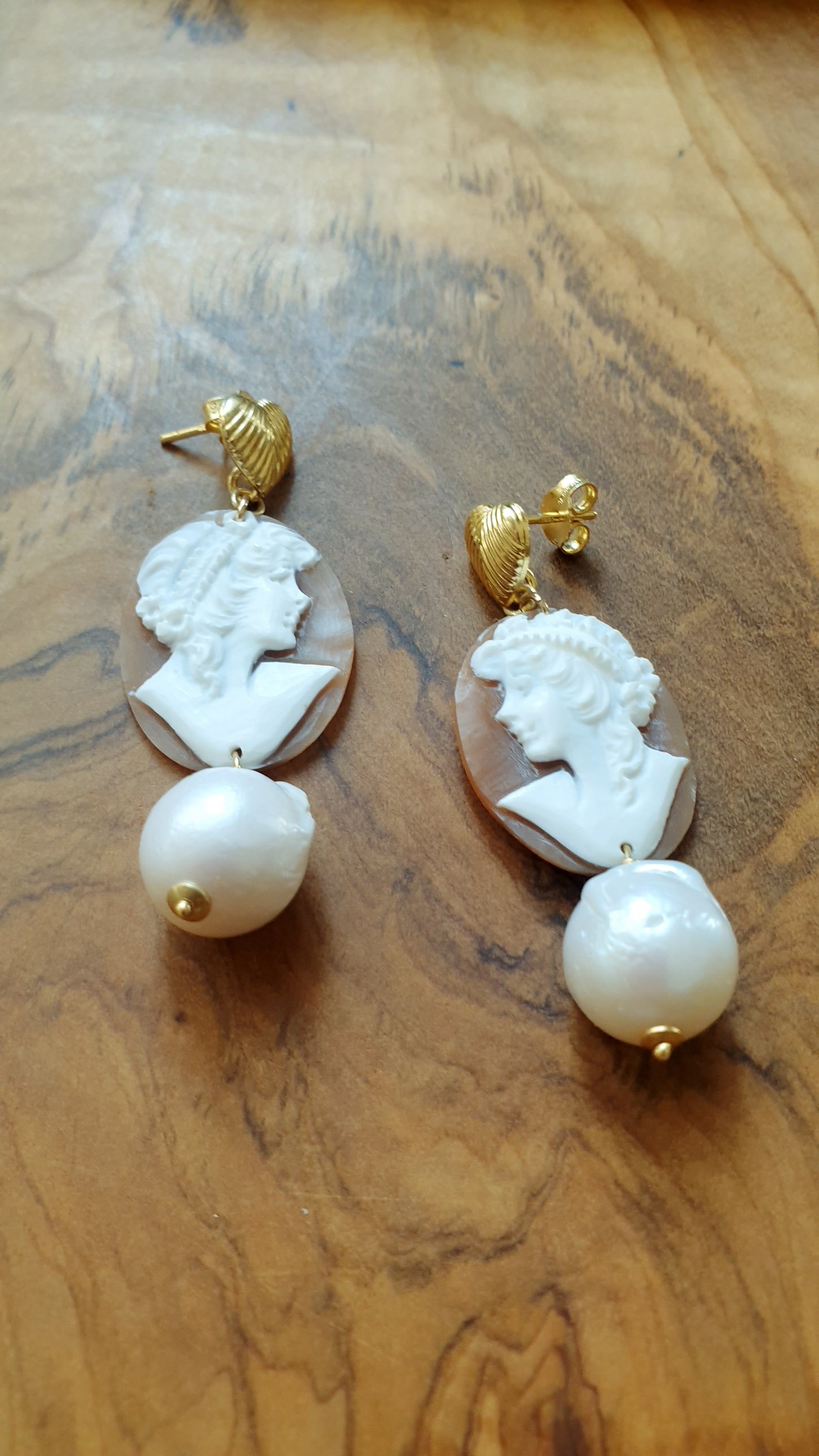 Orecchini in argento con cammei e perle barocche