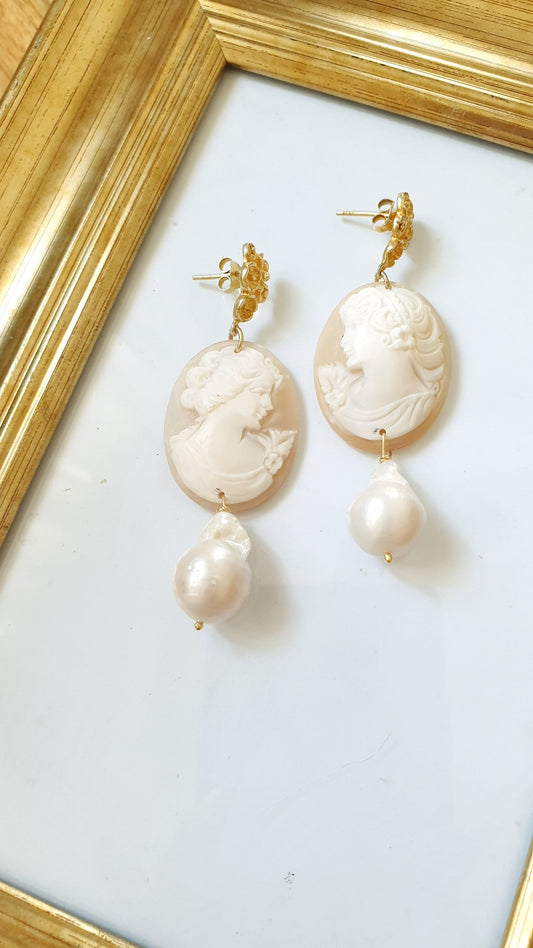 Orecchini in argento con cammei e perle barocche