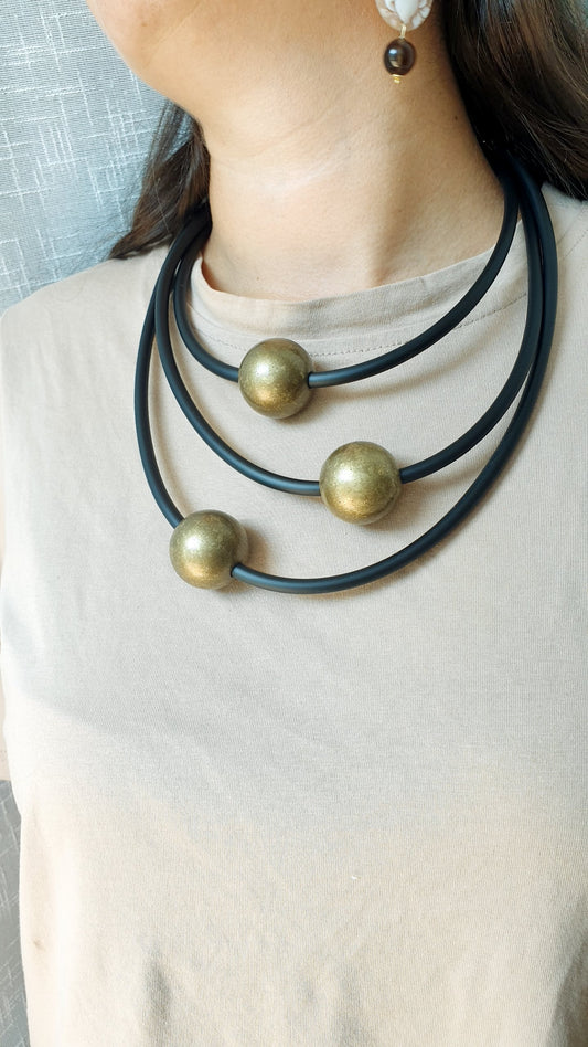 Collana in caucciù con sfere in resina
