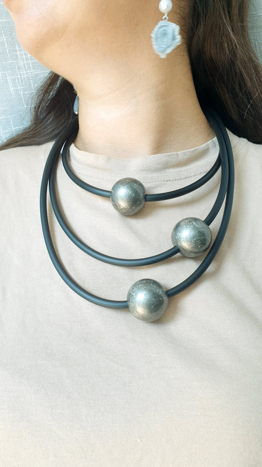 Collana in caucciù con sfere in resina.