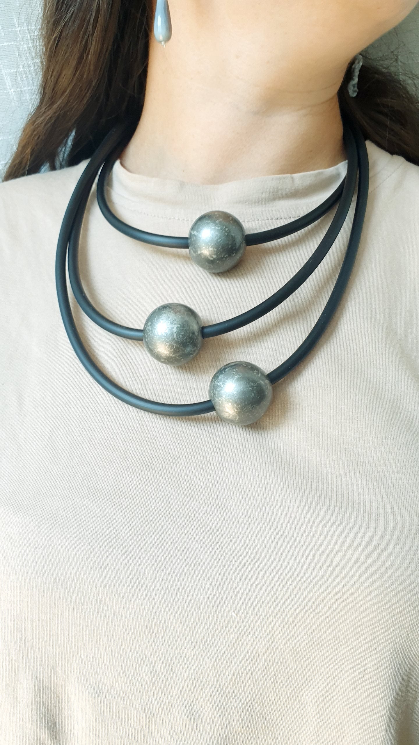 Collana in caucciù con sfere in resina.