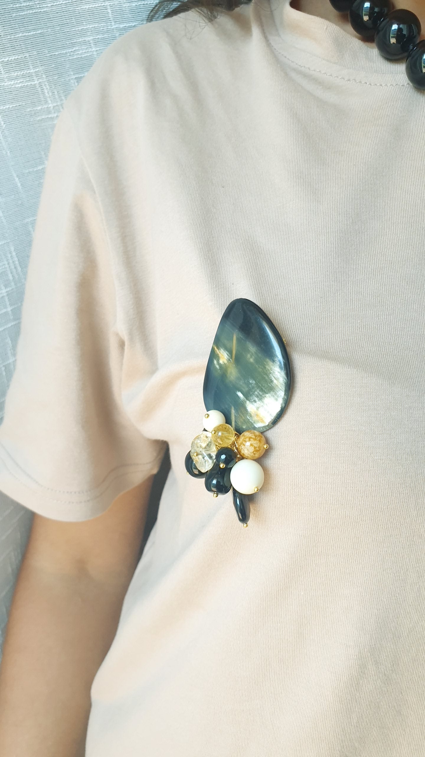 Spilla in corno con pietre dure