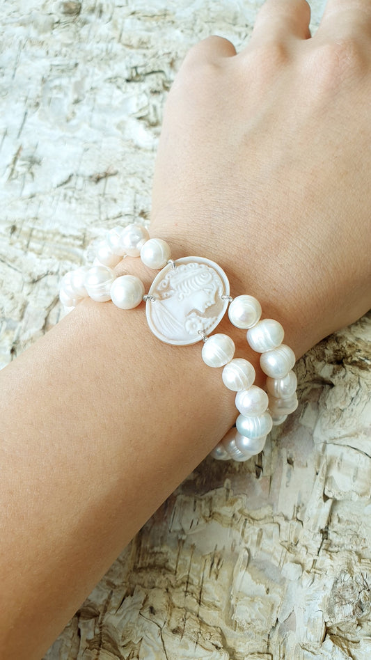 Bracciale in perle di fiume e cammeo