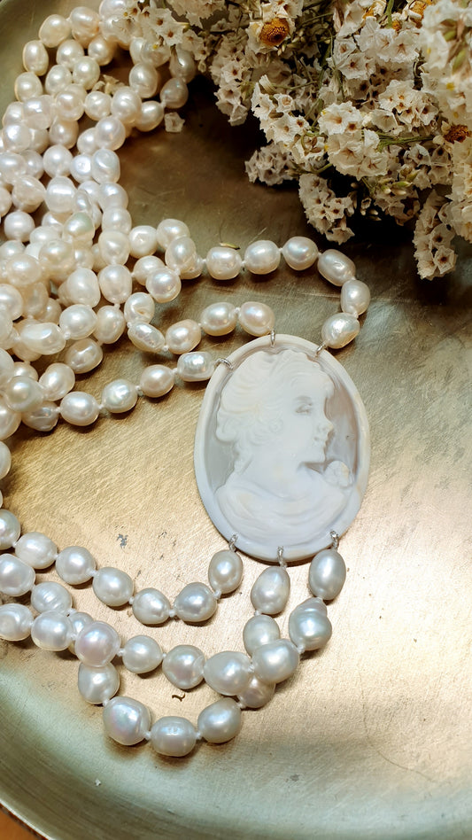 Lunga collana in perle di fiume con cammeo