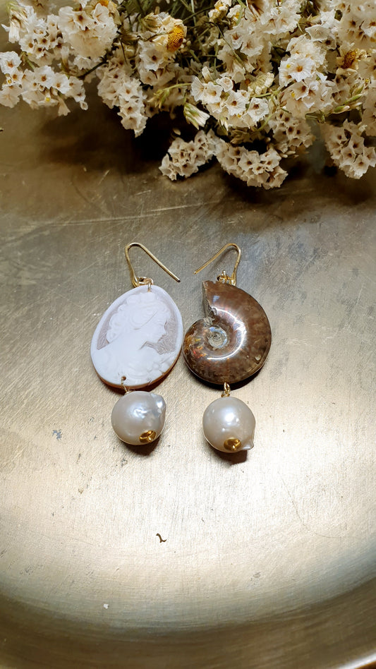 Orecchini in argento con cammeo, ammonite, perle barocche