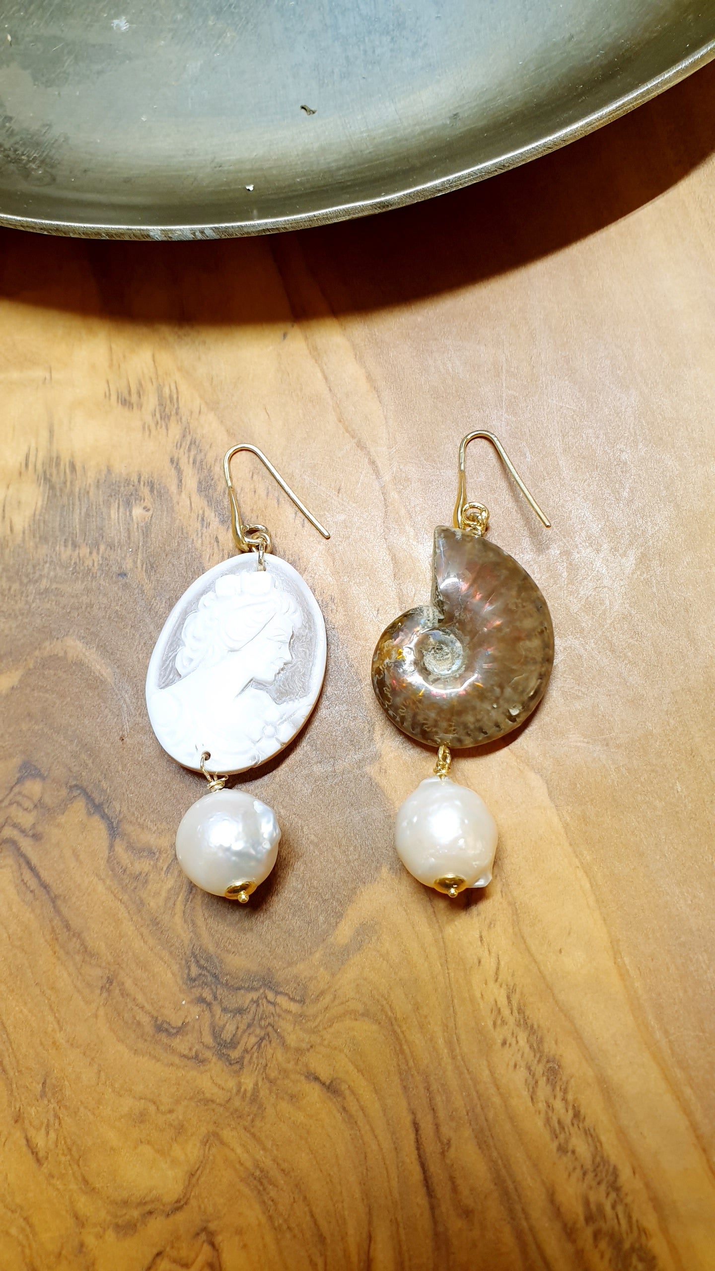 Orecchini in argento con cammeo, ammonite, perle barocche
