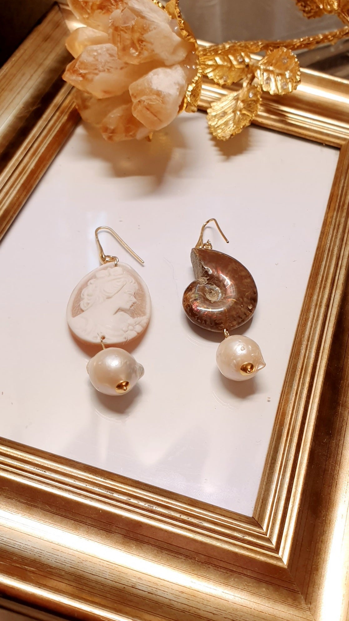 Orecchini in argento con cammeo, ammonite, perle barocche