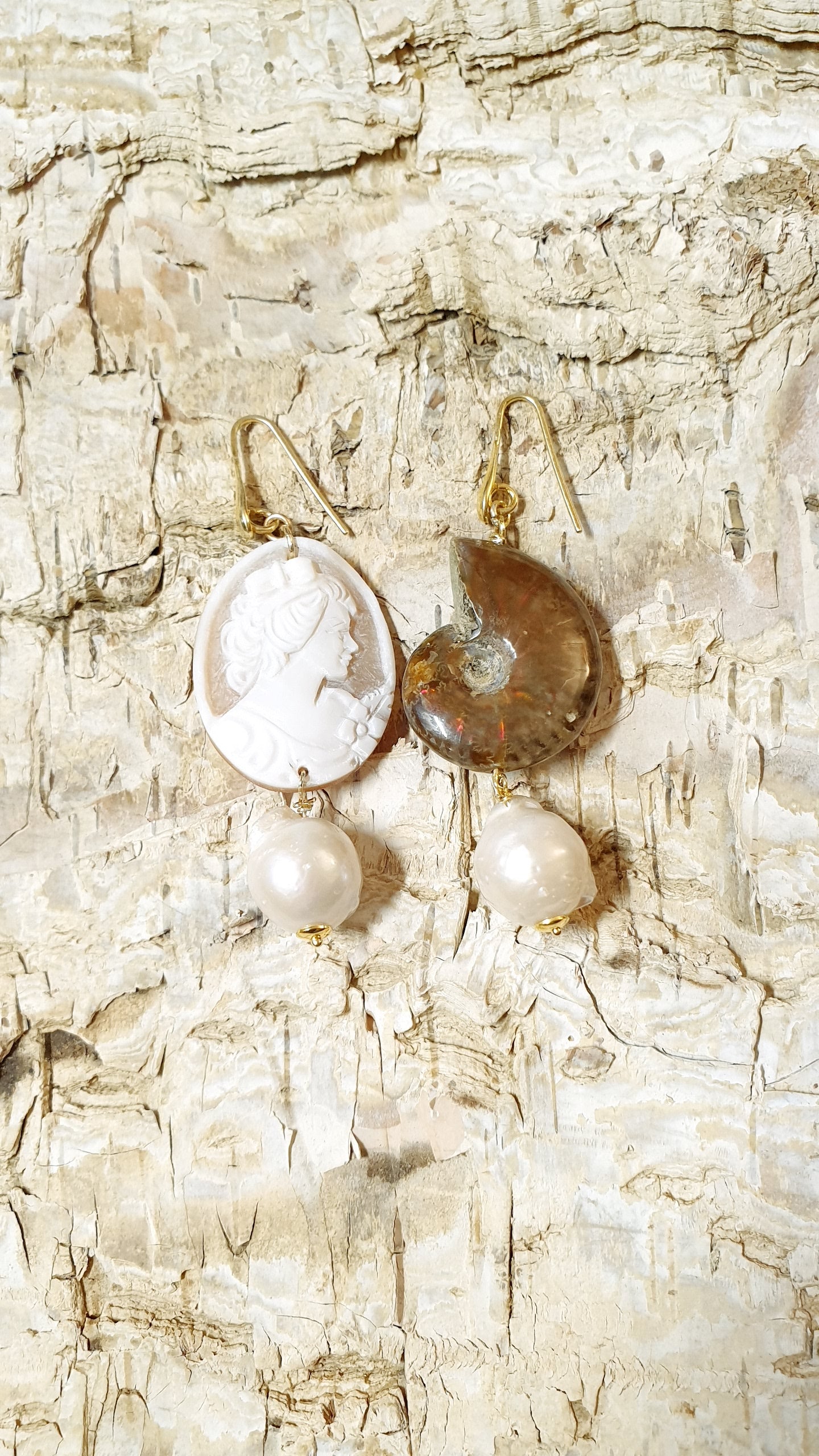 Orecchini in argento con cammeo, ammonite, perle barocche