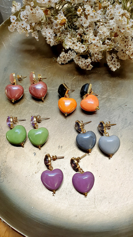 Orecchini a perno con cristalli e cuori in ceramica