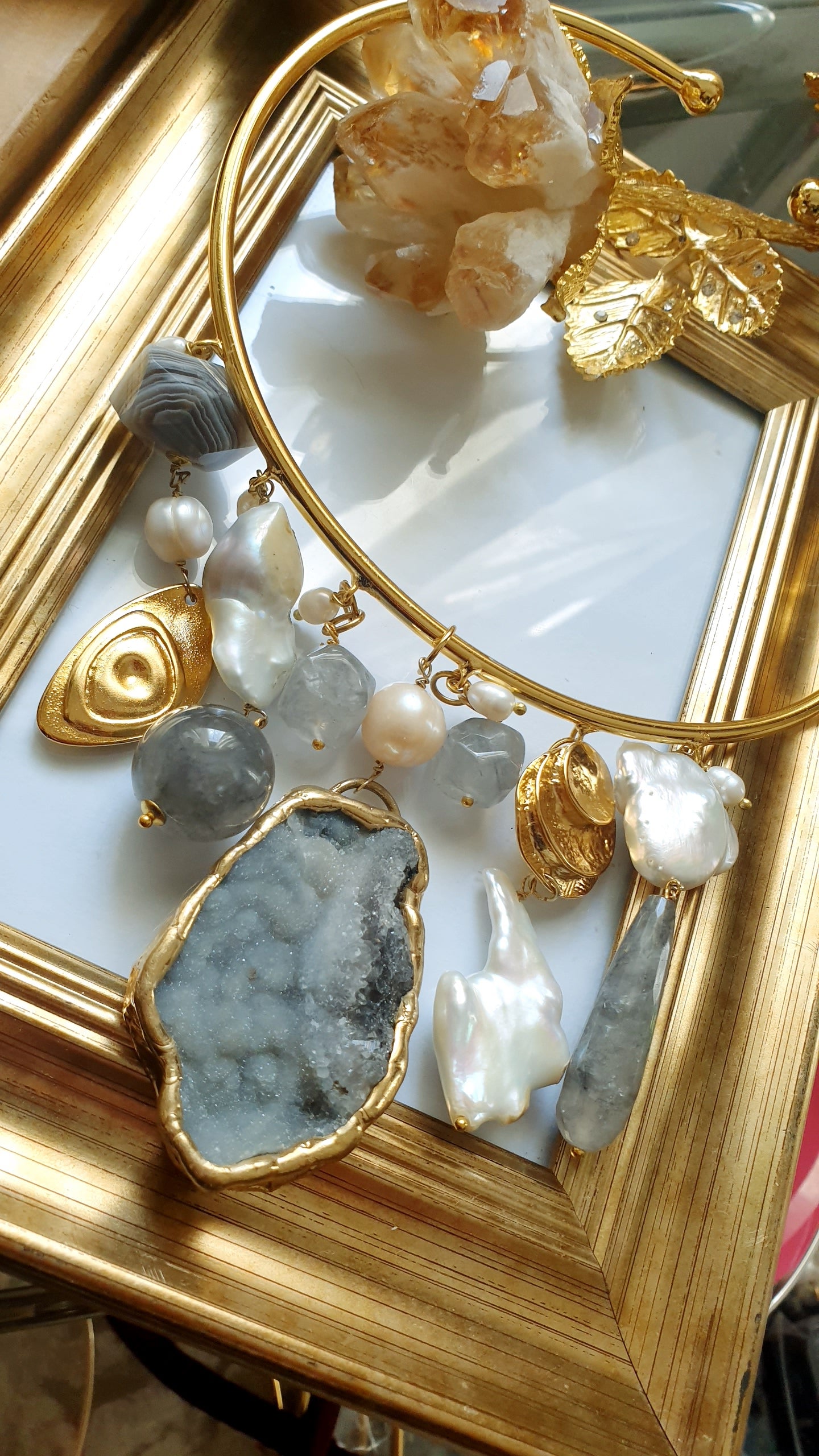 Girocollo dorato con agata concinas, agate, perle