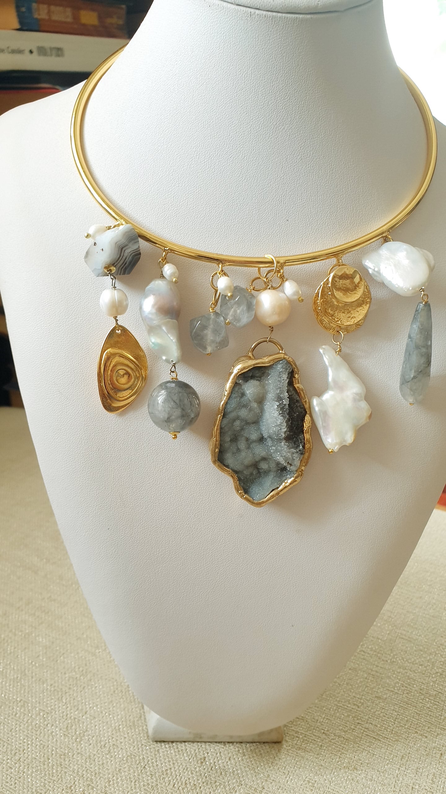 Girocollo dorato con agata concinas, agate, perle