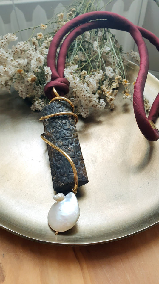 Lunga collana in seta con giada e perla barocca