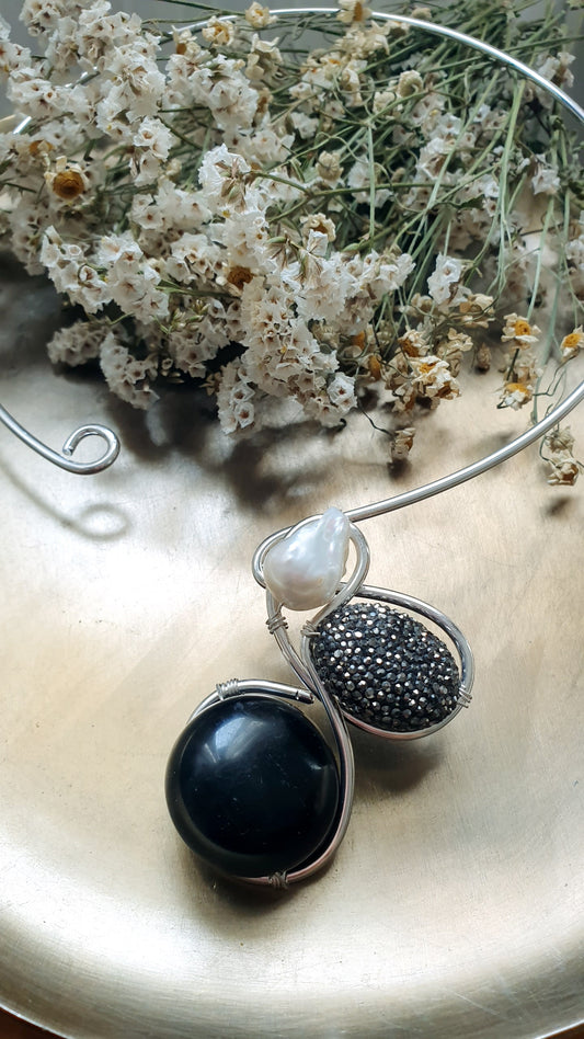 Girocollo placcato argento con perla barocca, marcassite, resina