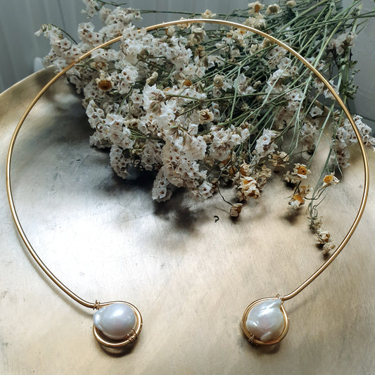 Girocollo in filo placcato oro con perle barocche