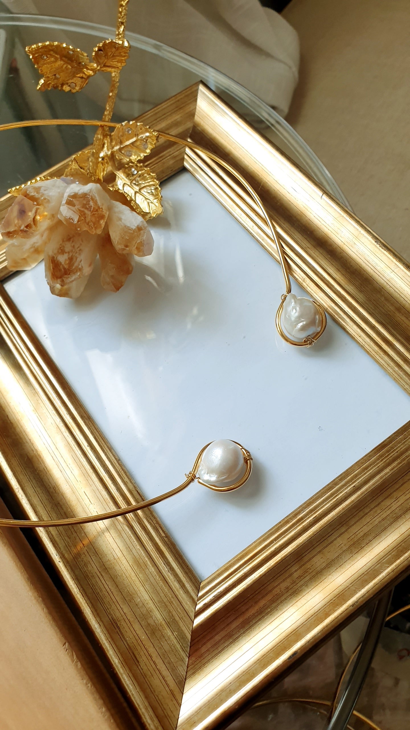 Girocollo in filo placcato oro con perle barocche