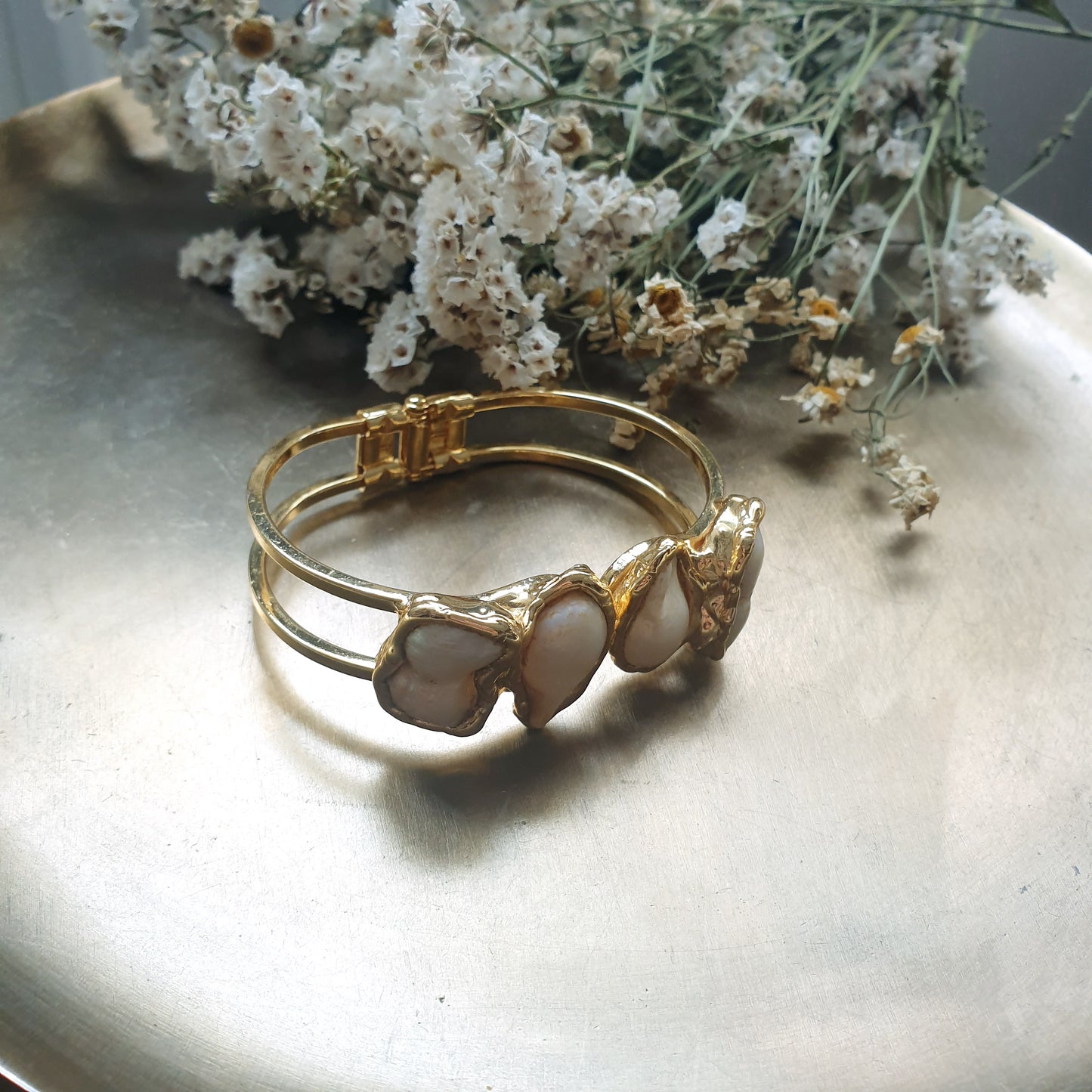 Bracciale in ottone con perle barocche