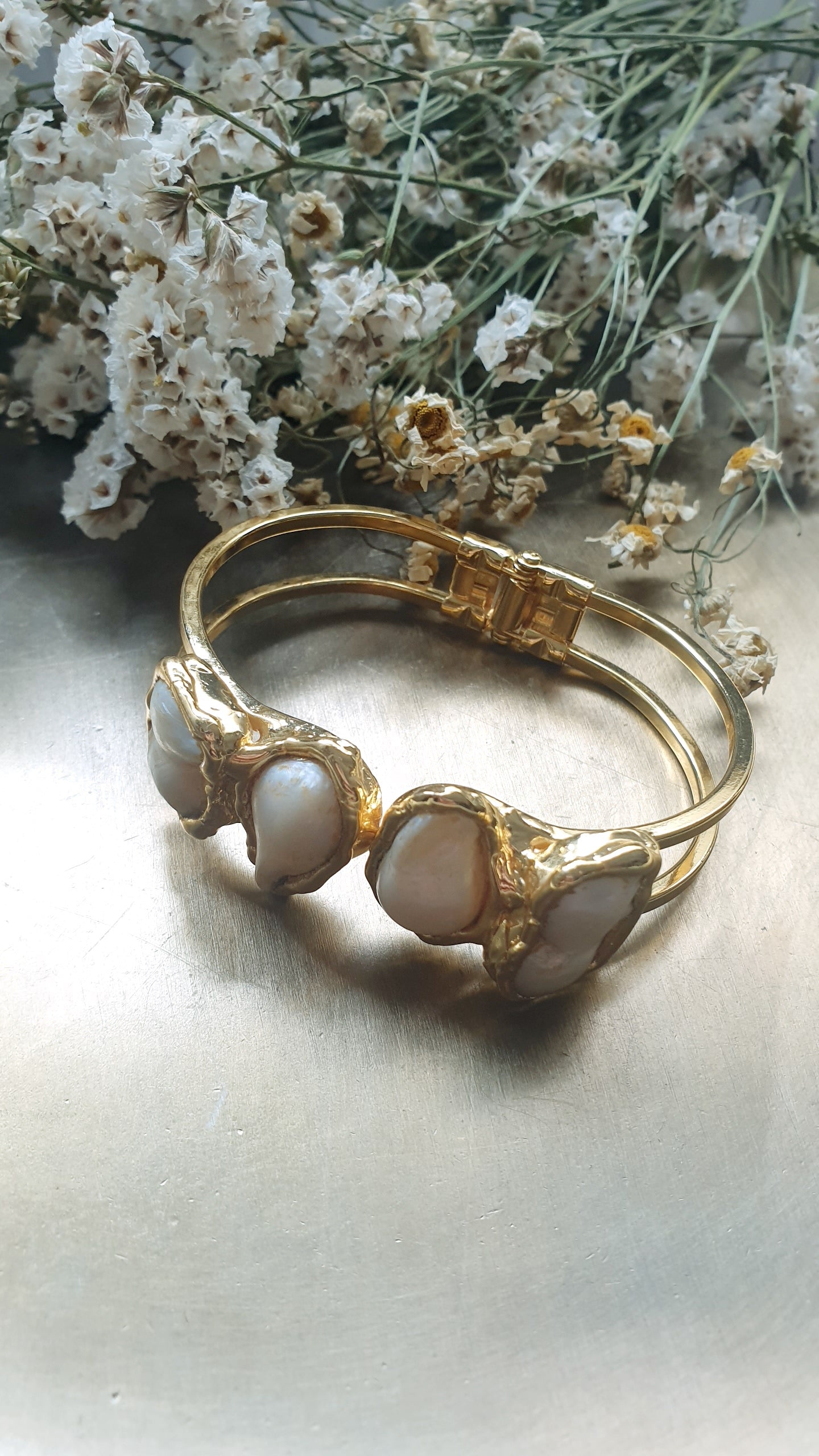 Bracciale in ottone con perle barocche