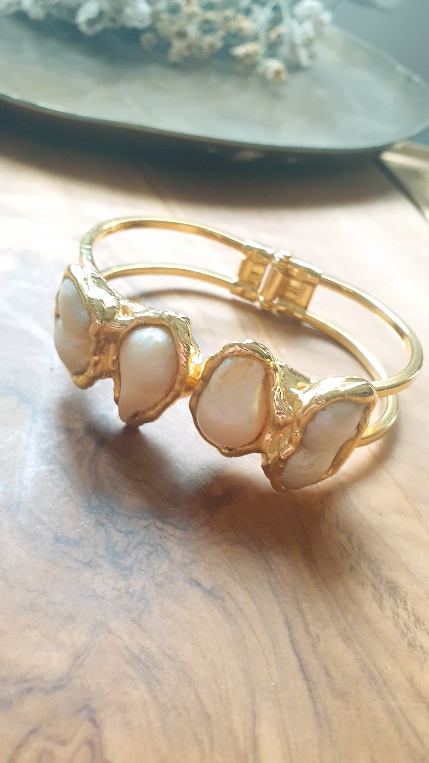 Bracciale in ottone con perle barocche