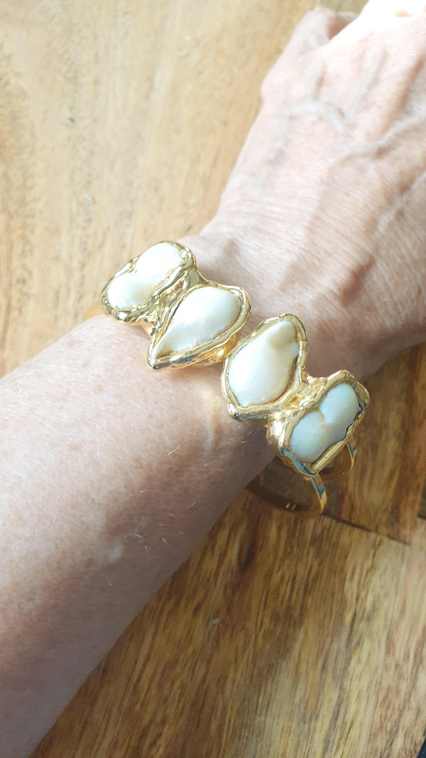 Bracciale in ottone con perle barocche