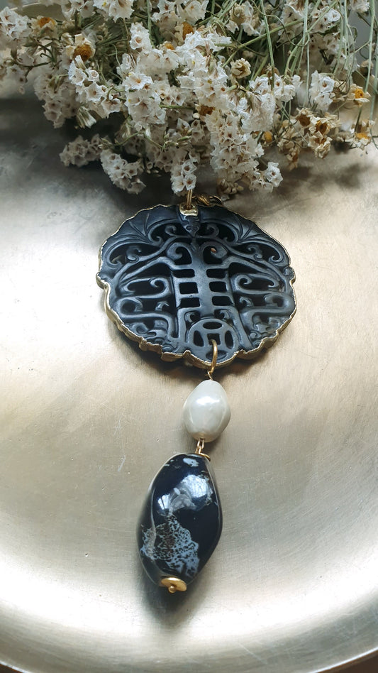 Ciondolo Mala con giada, ceramica, perla barocca