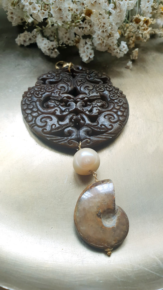 Ciondolo Mala con giada intagliata, ammonite, perla barocca