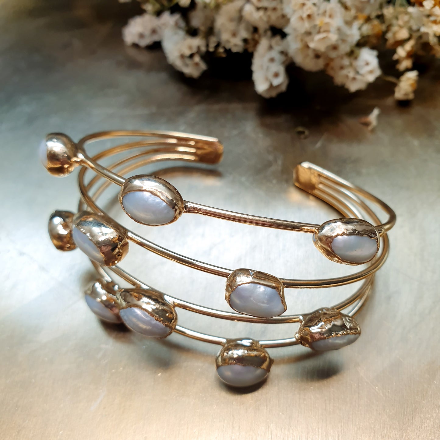 Bracciale in ottone con perle di fiume