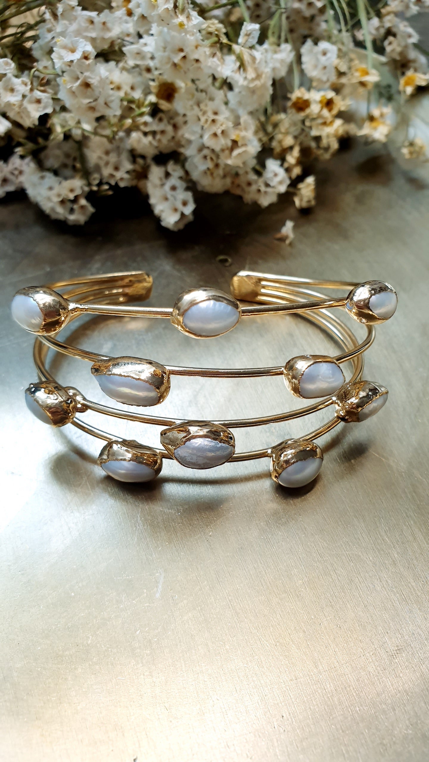 Bracciale in ottone con perle di fiume
