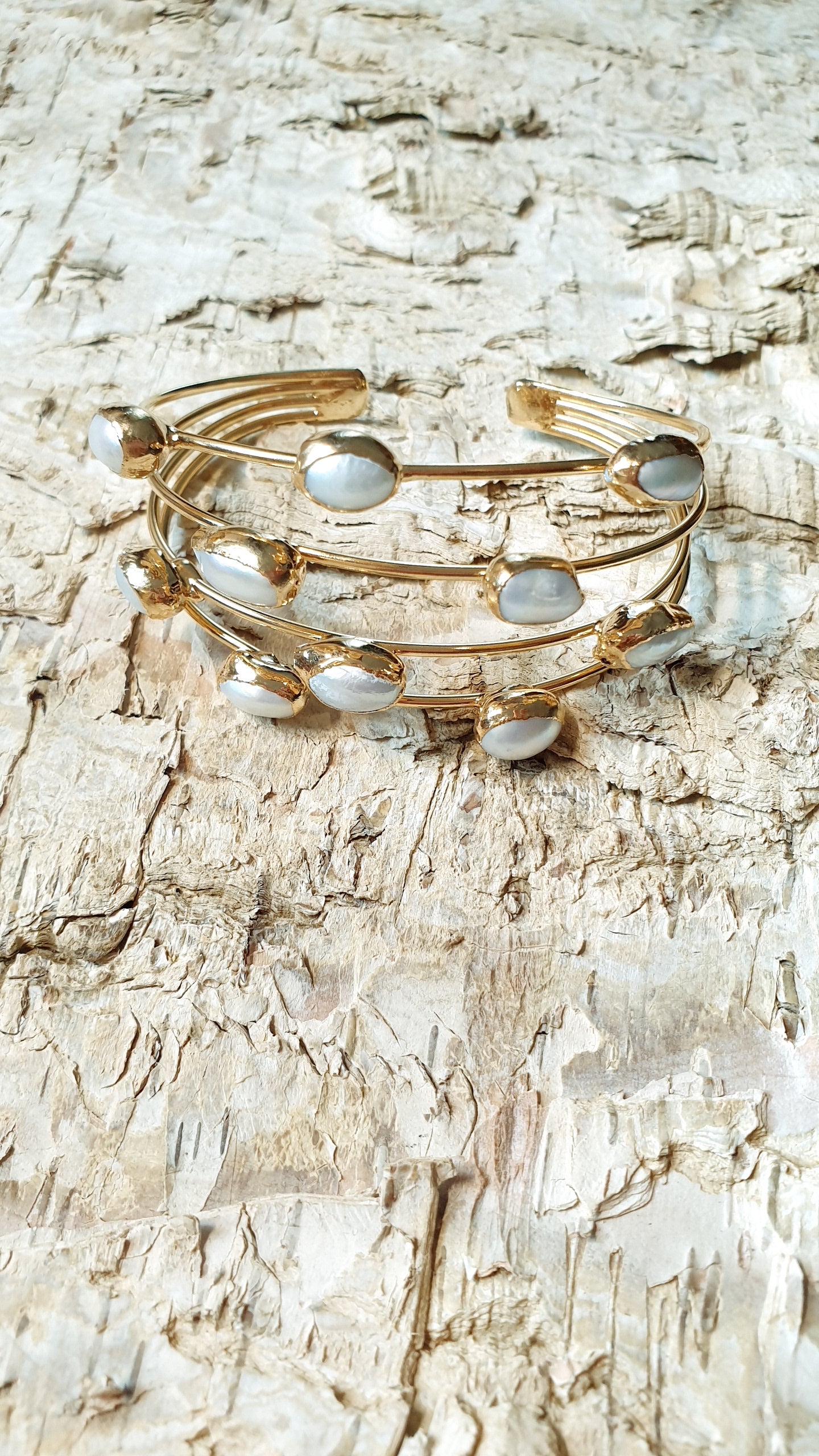 Bracciale in ottone con perle di fiume