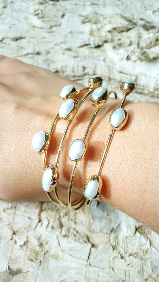 Bracciale in ottone con perle di fiume