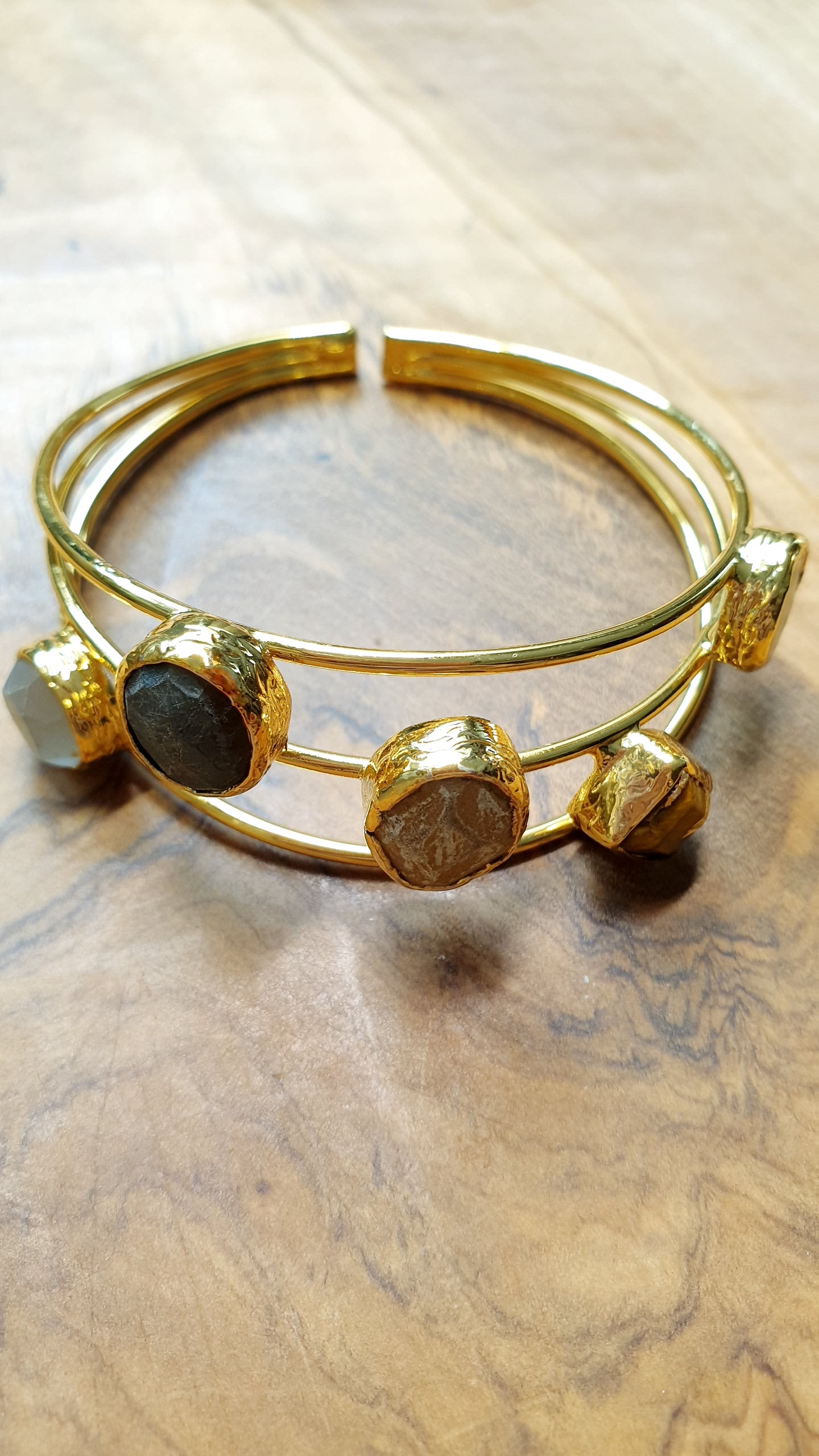 Bracciale in ottone con pietre dure