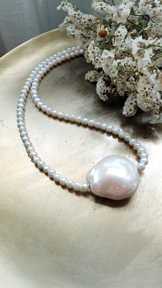 Girocollo in argento con perle di fiume e grande perla barocca