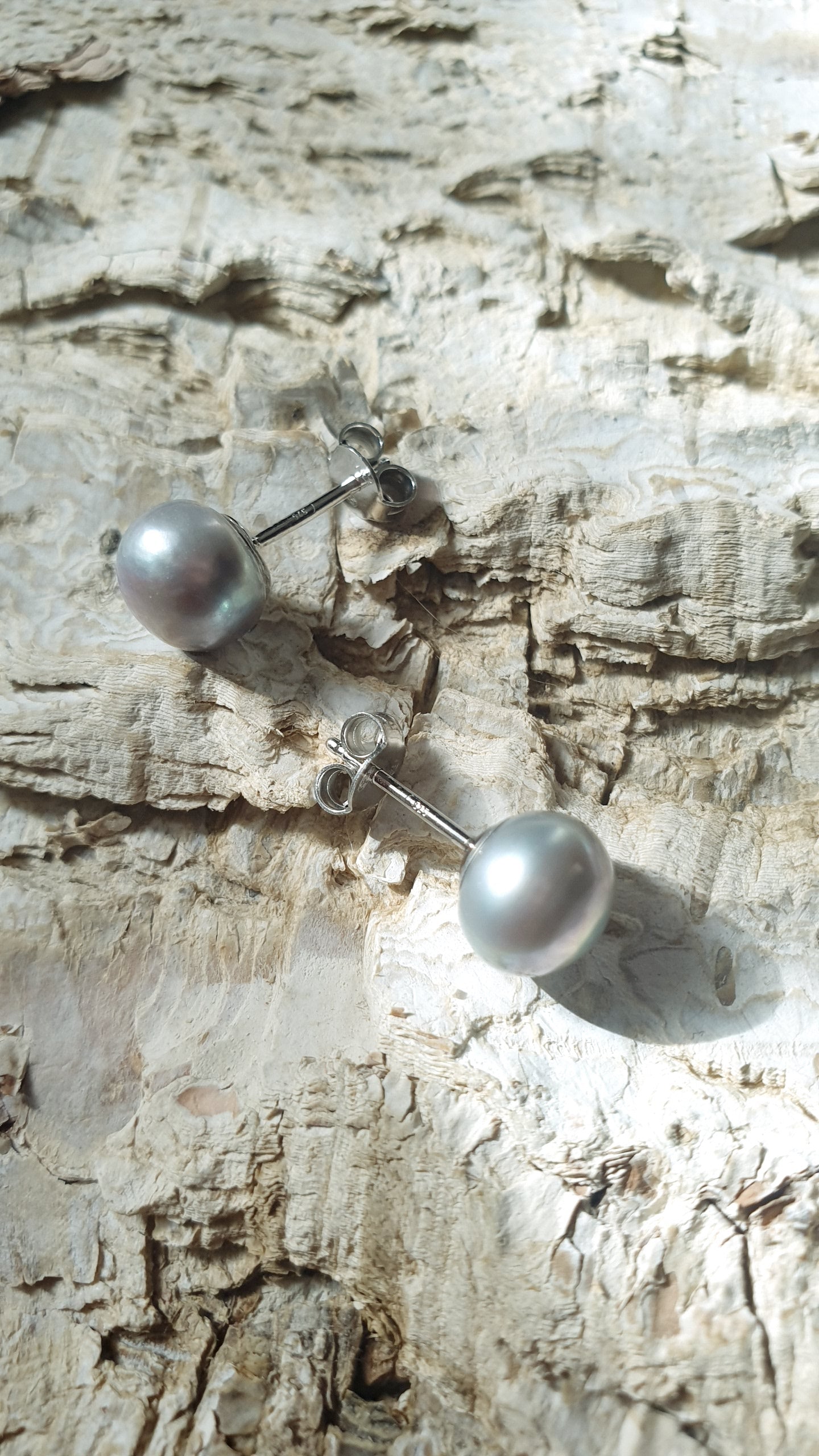 Orecchini a perno con perla grigia
