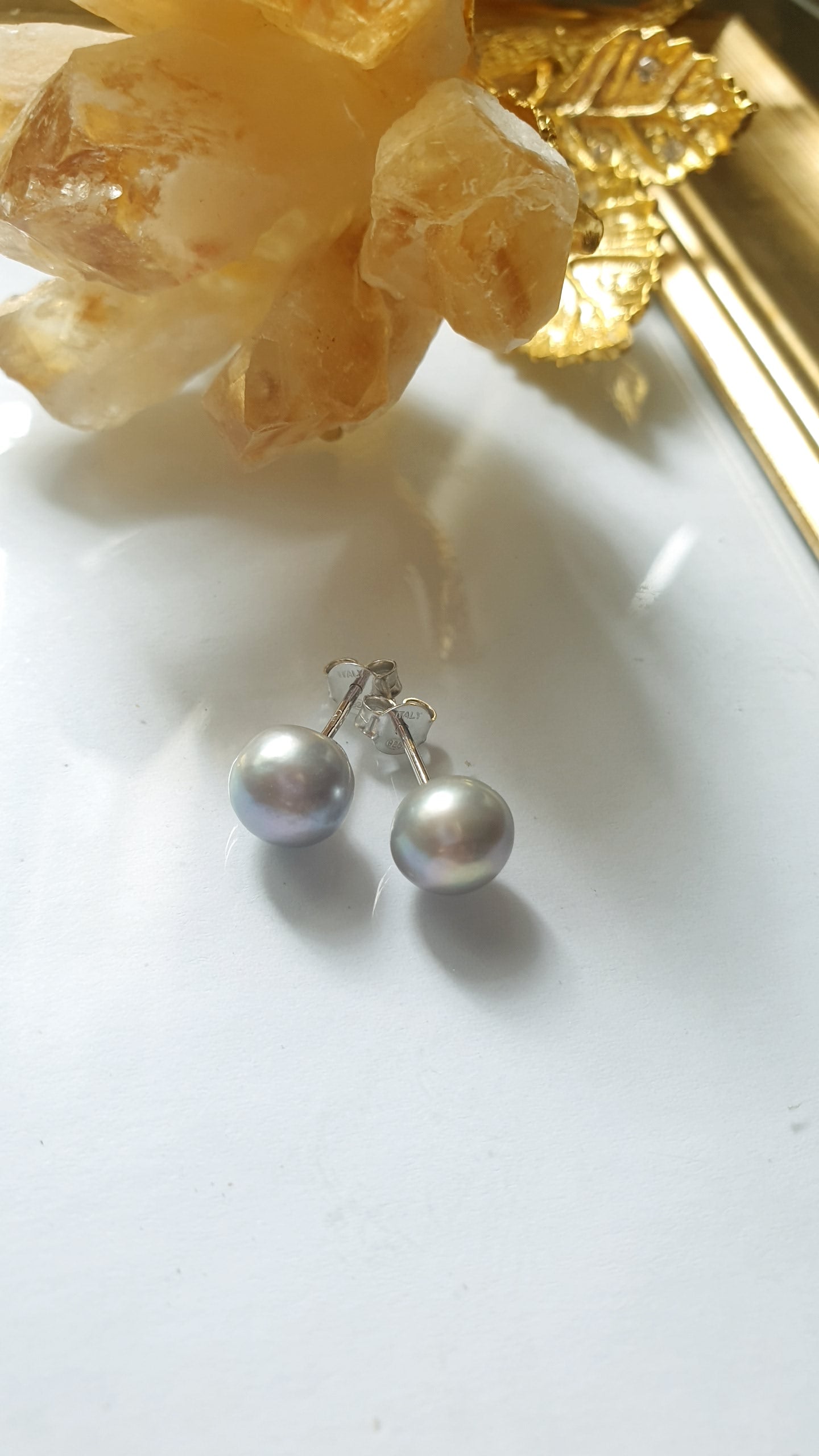 Orecchini a perno con perla grigia