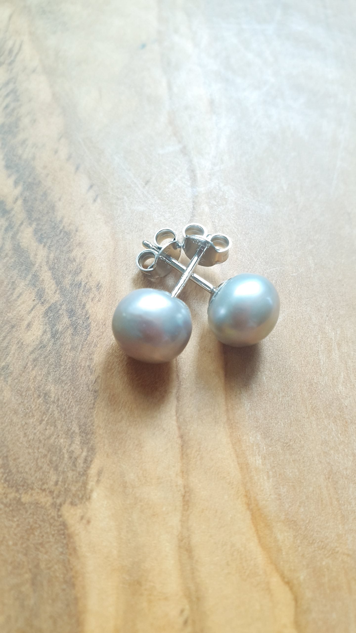 Orecchini a perno con perla grigia