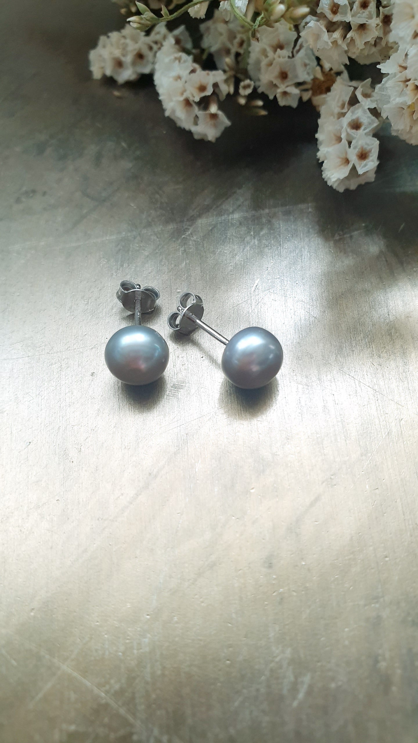 Orecchini a perno con perla grigia