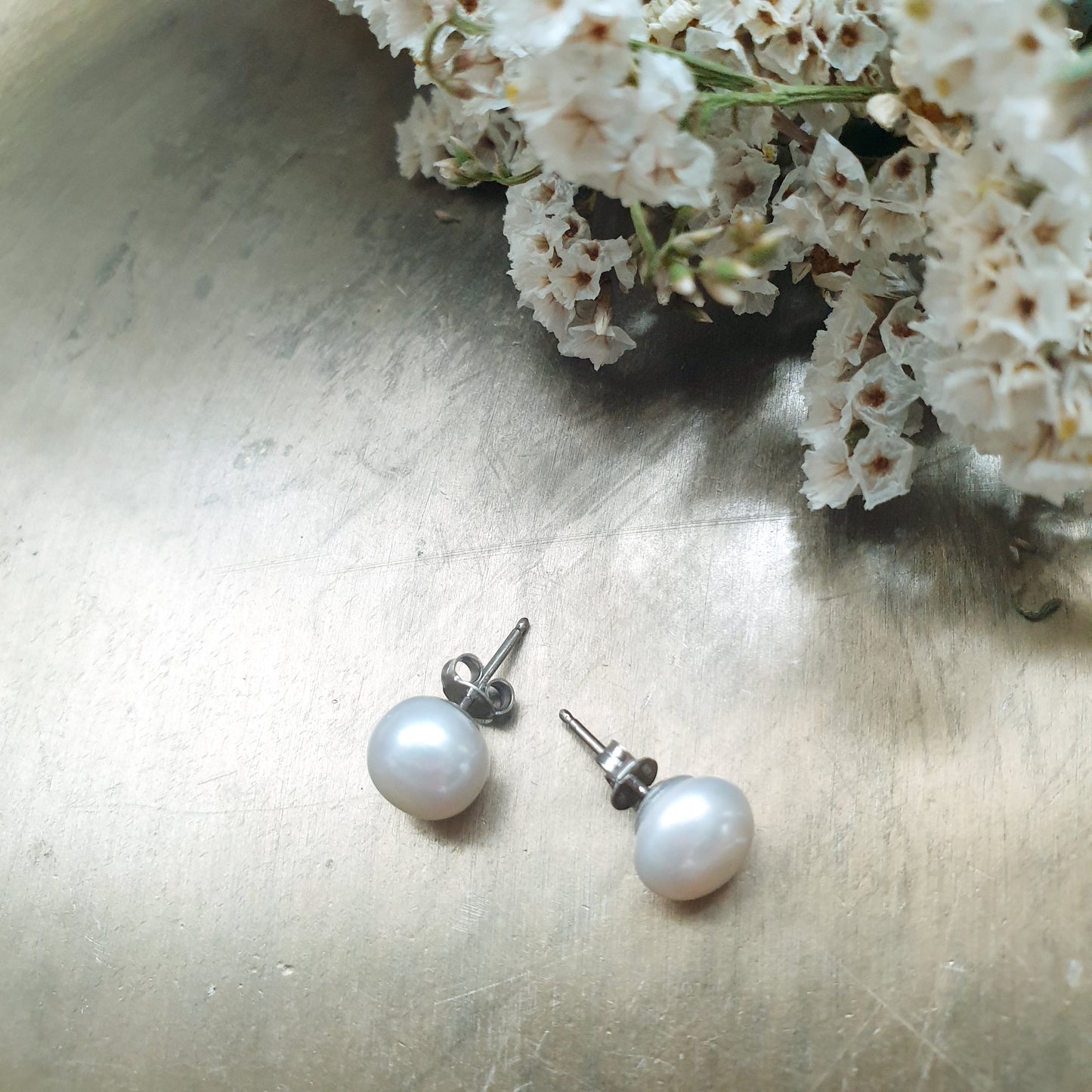 Orecchini a perno con perla di fiume