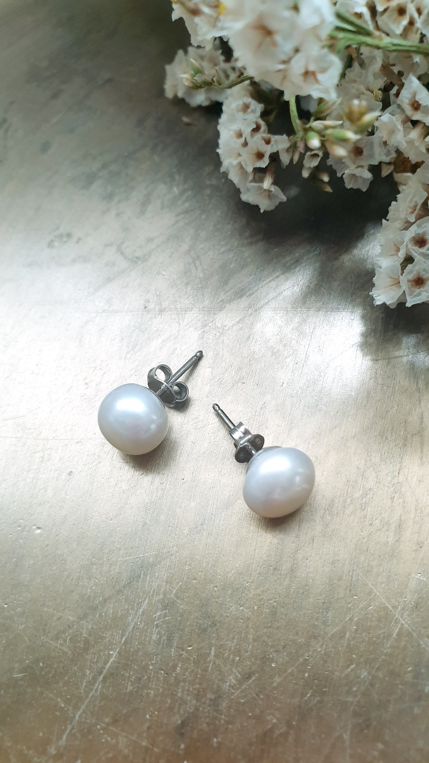 Orecchini a perno con perla di fiume