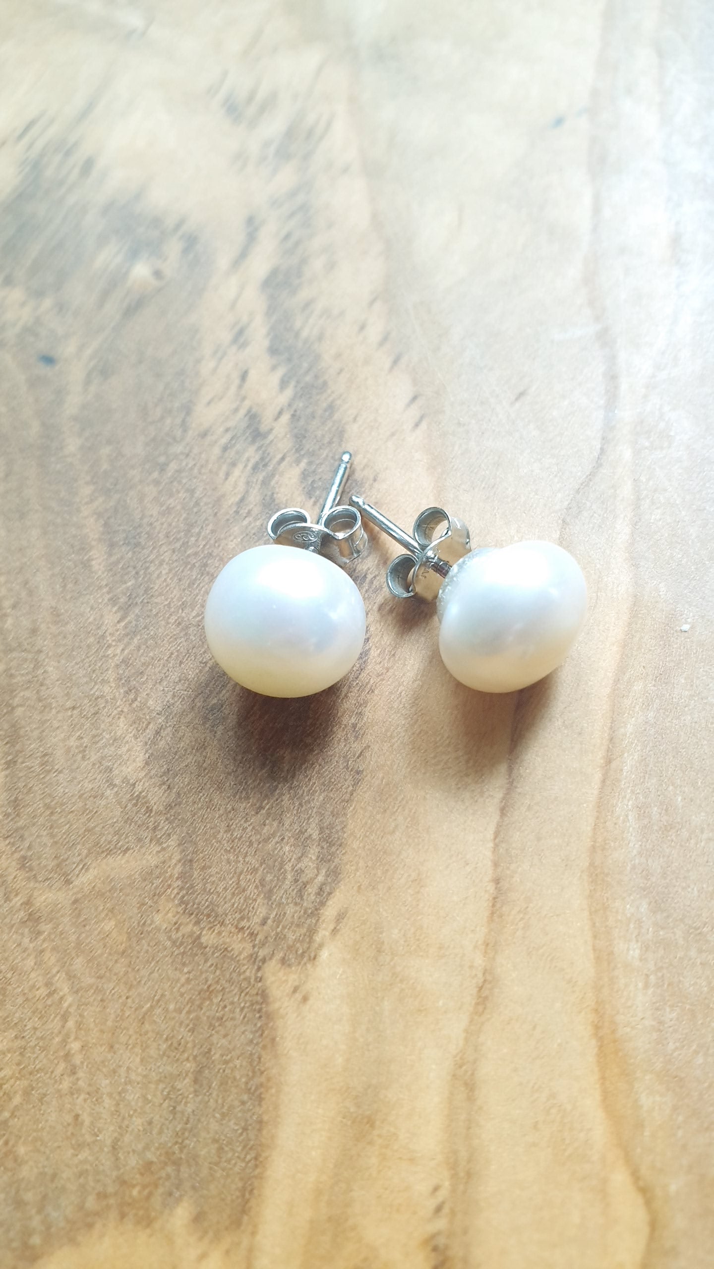 Orecchini a perno con perla di fiume