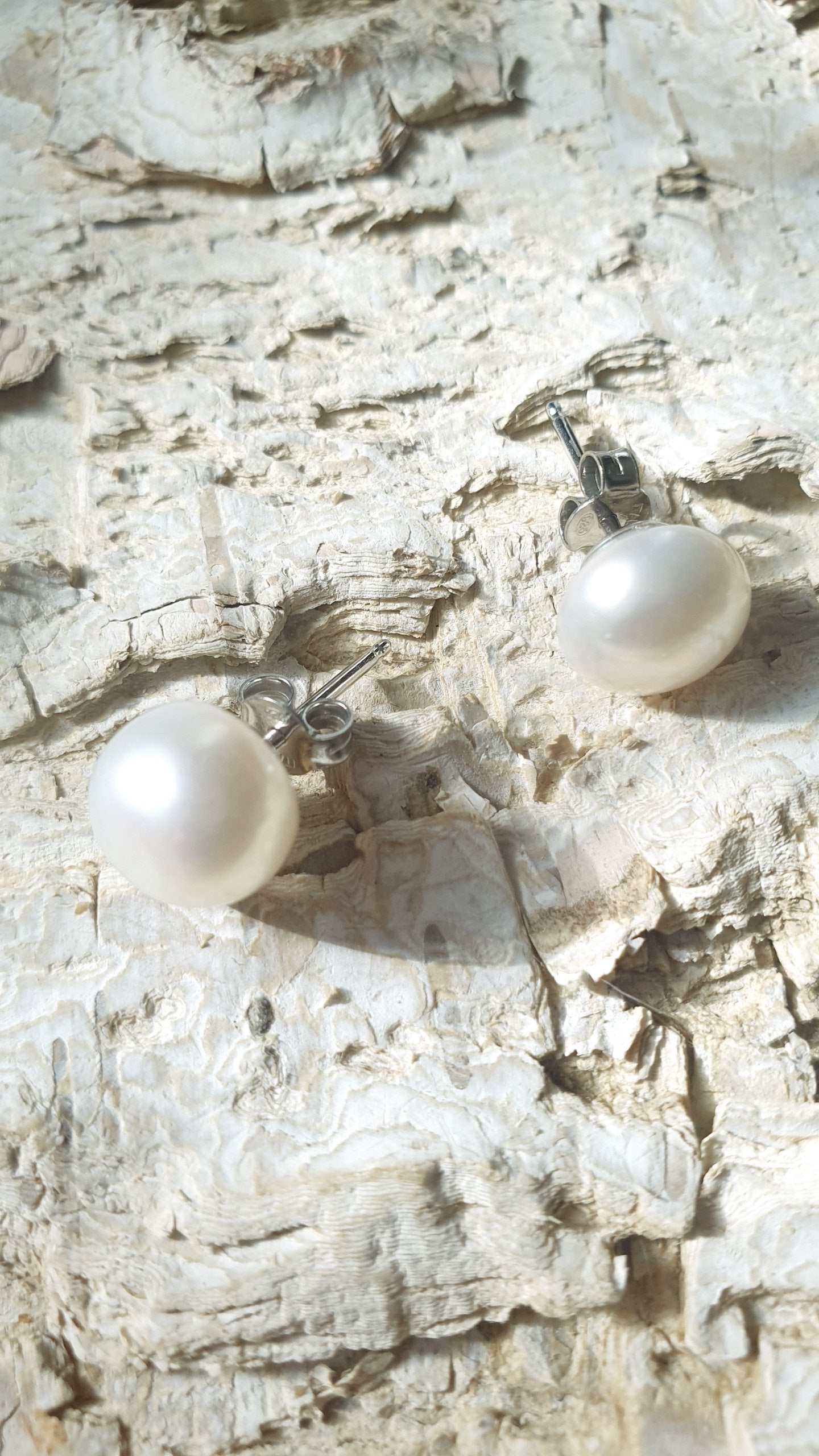 Orecchini a perno con perla di fiume