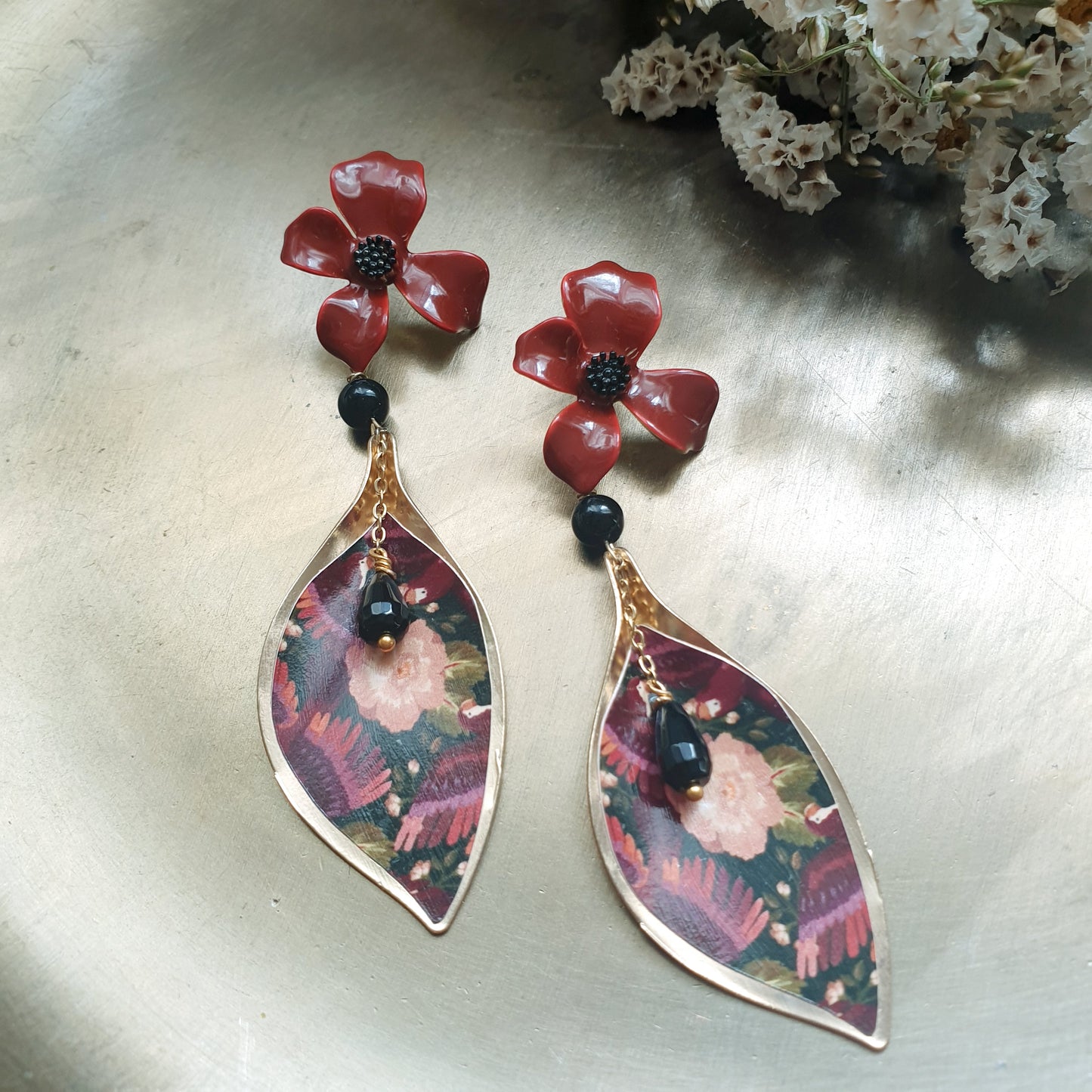 Orecchini in ottone laccata con foglia in ottone e lacca, onice