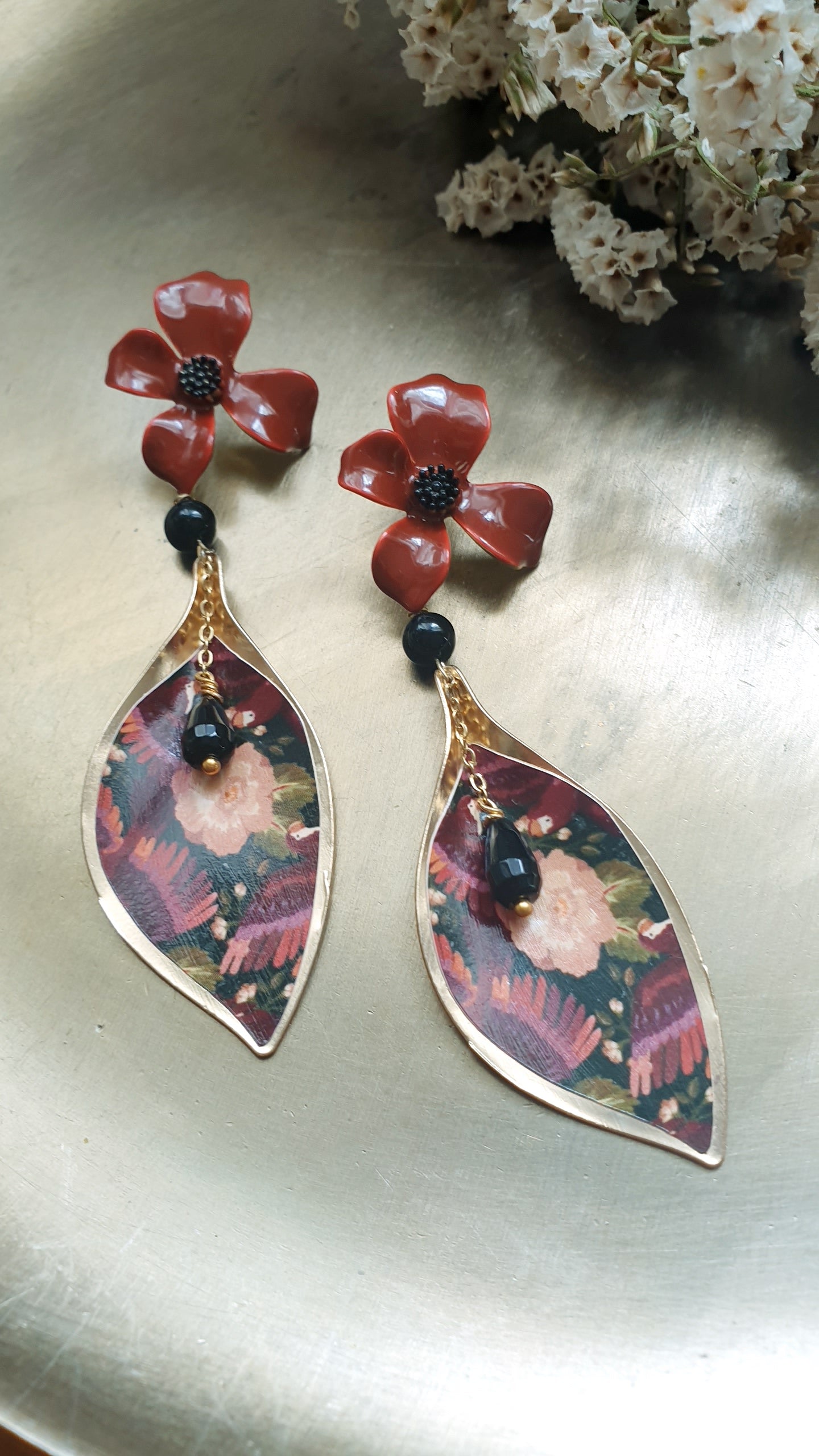 Orecchini in ottone laccata con foglia in ottone e lacca, onice